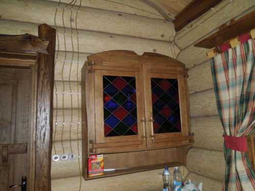 Кухонные гарнитуры под старину Кухонный навесной шкаф со стеклом-мозаикой 