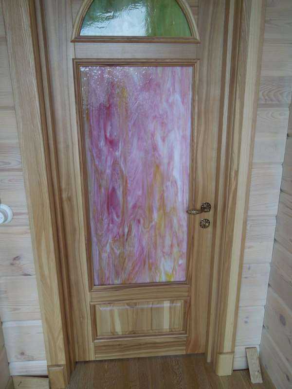 Межкомнатные и входные двери из массива дерева со стеклом