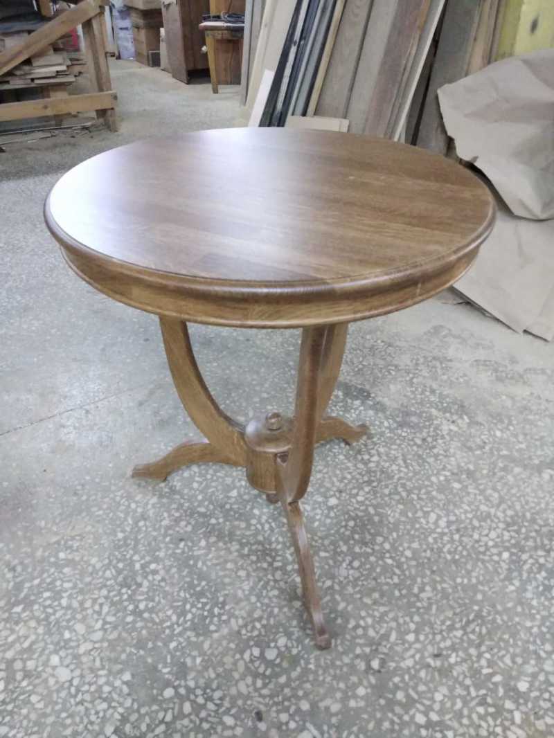 Круглый столик из массива дуба